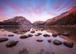 Stany Zjednoczone, Stan Kalifornia, Park Narodowy Yosemite, Góry, Jezioro, Kamienie