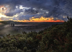 Zachód słońca, Chmury, Mgła, Zamek w Corfe Castle, Hrabstwo Dorset, Anglia, Ruiny, Wzgórza