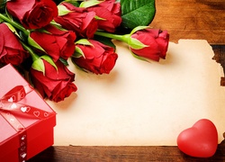Czerwone pudełko, Serce, Róże, Deska, Wstążka