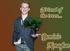 Dominic Monaghan,drzewo, krawat