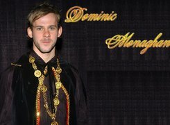 Dominic Monaghan,ciemny strój, złoty łańcuch