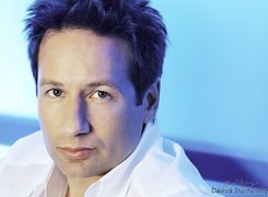 David Duchovny,biała koszula, ciemne włosy