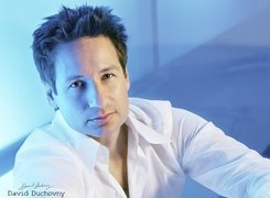 David Duchovny,biała koszula, ciemne włosy