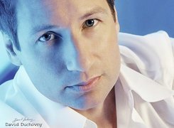 David Duchovny,biała koszula, jasne oczy