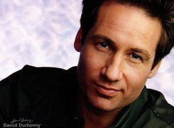 David Duchovny,czarny strój, ciemne włosy