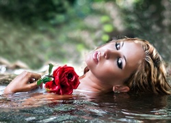 Kobieta, Z Różą, W Wodzie, Zbliżenie