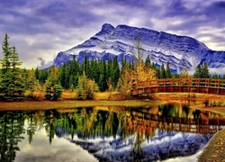 Kanada, Prowincja Alberta, Park Narodowy Banff, Góry, Szczyt Mount Rundle, Lasy, Jezioro Vermilion Lakes, Most, Jesień