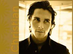 Christian Bale,czarna koszula