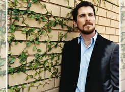 Christian Bale,broda, niebieska koszula