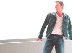 Brad Pitt,katana, jeansy