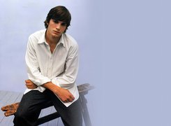 Ashton Kutcher,koszula, spodnie