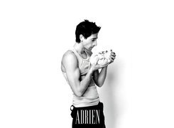 Adrien Brody,koszulka, spodnie