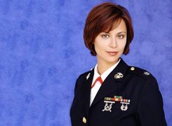 Catherine Bell,rude, włosy