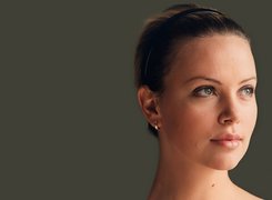 Charlize Theron,opaska, kolczyk