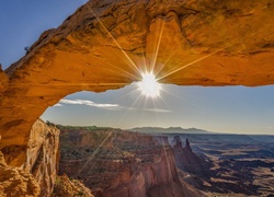 Kanion, Skała, Łuk, Promienie słońca, Park Narodowy Canyonlands, Stan Utah, Stany Zjednoczone