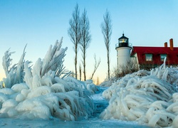 Stany Zjednoczone, Stan Michigan, Latarnia morska Point Betsie, Krzewy, Drzewa, Zima