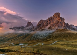 Włochy, Dolomity, Prowincja Belluno, Góry, Passo di Giau, Droga, Mgła