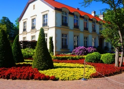 Polska, Gdańsk, Park Oliwski im. Adama Mickiewicza, Budynek, Dworek, Alejka, Ścieżka, Kwiaty, Rośliny