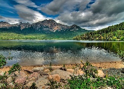 Góry, Jezioro, Kamienie, Chmury, Drzewa, Roślinność