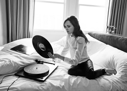 Kobieta, Ellen Page, Gramofon, Płyta, Winylowa, Łóżko, Sypialnia, Okna