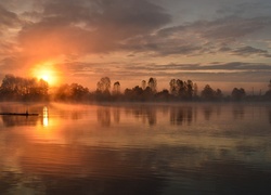 Jezioro,Zachód słońca, Drzewa, Chmury, Odbicie