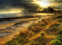 Zamek Bamburgh, Miejscowość Bamburgh, Hrabstwo  Northumberland, Anglia, Morze Północne, Wybrzeże