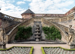 Fontanna, Posągi, Roślinność, Schody, Balustrady