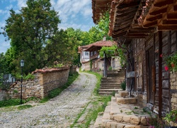 Bułgaria, Zheravna, Ulica, Domy, Drzewa