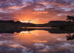 Szkocja, Miejscowość Kilmacolm, Jezioro Kanpps Loch, Wschód słońca