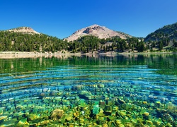 Stany Zjednoczone, Stan kalifornia, Jezioro, Kamienie, Góry, Drzewa, Park Narodowy Lassen Volcanic