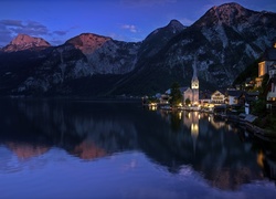 Austria, Hallstatt, Domy, Kościół, Jezioro Hallstattersee, Góry Alpy Salzburskie, Noc