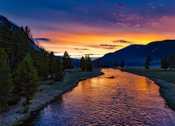 Stany Zjednoczone, Stan Wyoming, Park Narodowy Yellowstone, Rzeka Yellowstone, Góry, Zachód słońca