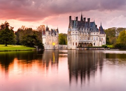 Zamek Bretesche, Chateau de la Bretesche, Miejscowość Missillac, Francja, Jezioro, Park, Drzewa