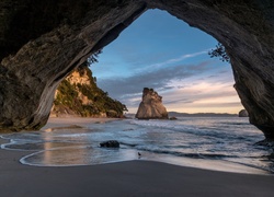 Nowa Zelandia, Półwysep Coromandel, Region Waikato, Zatoka Cathedral Cove, Rezerwat, Jaskinia, Morze, Skały