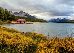 Kanada, Park Narodowy Jasper, Prowincja Alberta, Jezioro Maligne, Góry, Lasy, Przystań, Łódki, Jesień