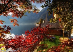 Austria, Hallstatt, Góry, Alpy Salzburskie, Jezioro Hallstattersee, Domy, Kościół, Jesień, Drzewa