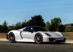 Białe Porsche 918 Spyder