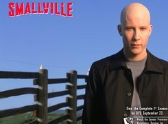 Tajemnice Smallville, Michael Rosenbaum, płot, łysy