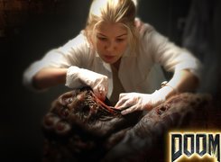 Doom, Rosamund Pike, potwór