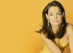 Katie Holmes, złote, kolczyki, żółta, sukienka