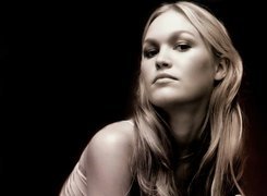 Julia Stiles, buzia, blondynka