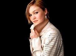 Julia Stiles, skórzany, biały, płaszcz