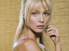 Izabella Scorupco, grzywka, wiszące, kolczyki