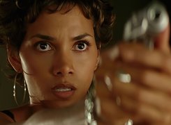 wystraszona, Halle Berry, broń