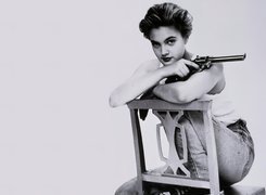 Drew Barrymore, pistolet, krzesło, trampki