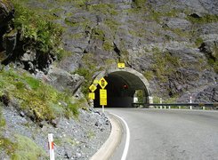 Tunel, Ulica, Znaki