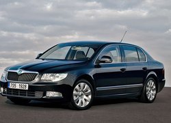 Czarny, Skoda Superb, Chmury