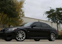 Czarny, BMW 5, E60, Ulica, Mur