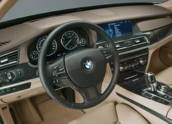 BMW seria 7 F01, Wnętrze, Środek