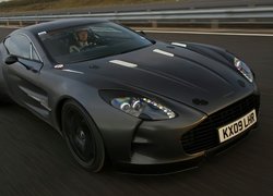 Czarny, Aston Martin One-77, Tor